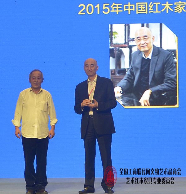 古典家具传承工艺大师王秀林（左）为深圳泰和园董事长邵湘文颁奖