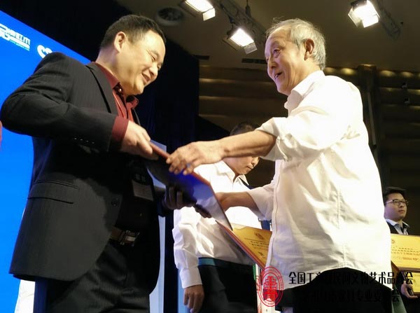 古典家具传承工艺大师王秀林为雅典红木董事长包海深颁牌 古典家具传承工艺大师王秀林为雅典红木董事长包海深颁牌