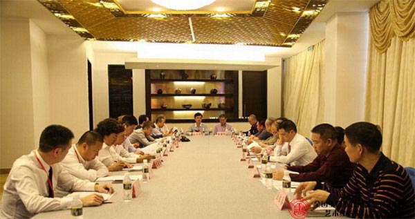 全联艺术红木家具专委会首届主席团、顾问团成员一次工作会议现场