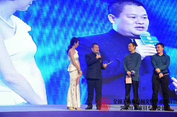 匠王红木董事长李茂先(左二)现场接受采访 匠王红木董事长李茂先(左二)现场接受采访