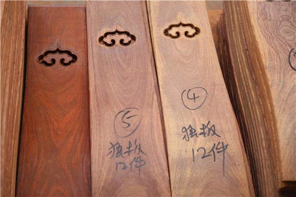 为了保证一套家具的木纹协调性，区氏臻品会在开料之时就把同一块心材开出的料一一标注好同样的编码，以便尽可能给到红木家具爱好者是一整套完美的艺术品