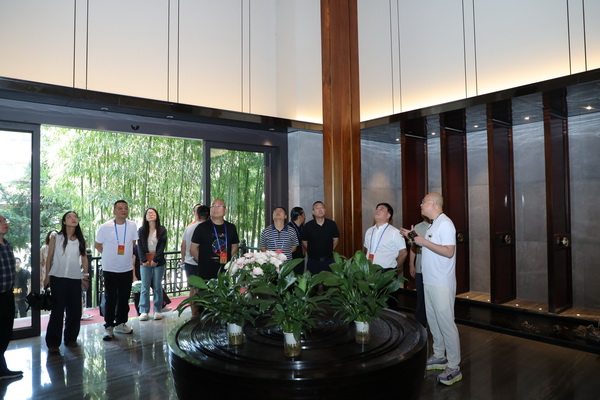 参会一行人实地走访卓木王杜山庄，感受中式整装空间美学