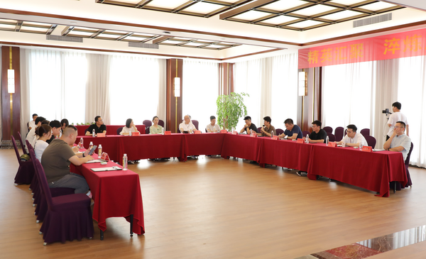 会议伊始，东阳红木龙头企业的青年企业家接班人依次发言