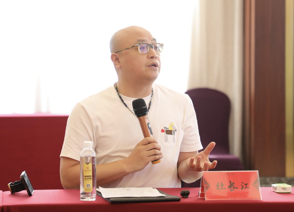 青委会主任、卓木王总裁杜长江对各青年企业家的发言逐一总结回应