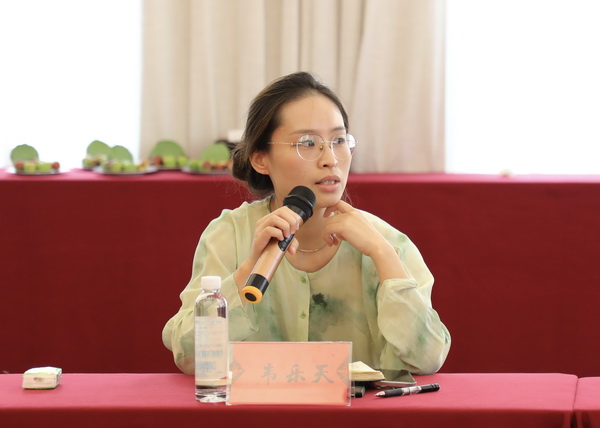 东阳市木雕家居促进中心副主任韦乐天讲话