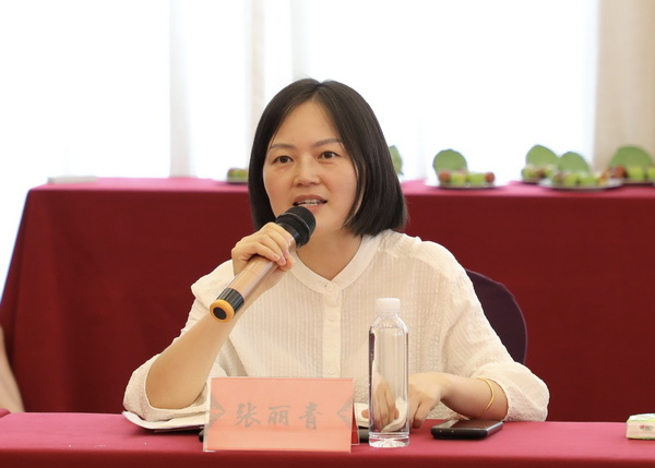 东阳市木雕家居产业协会会长、东阳市木雕家居促进中心主任张丽青总结讲话
