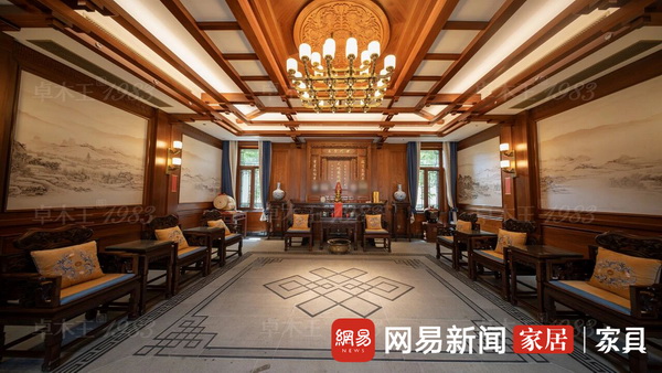“玉园”中堂供奉天地国亲师，留白处以景德镇瓷板画收束