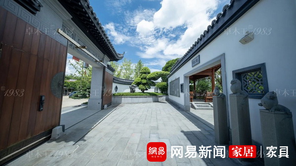 步入“玉园”，假山繁花等江南园林景致次第展开