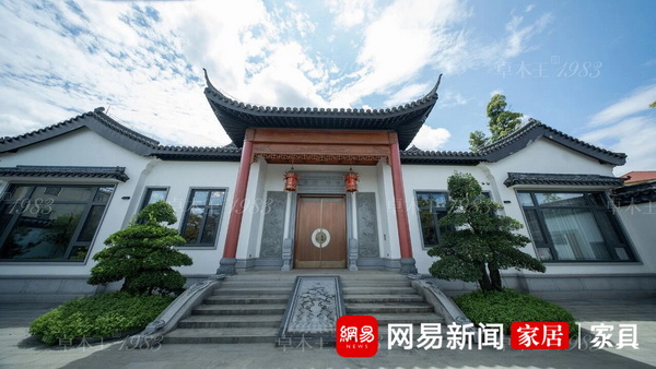 “玉园”入户门楼为单层歇山顶，缅柚门楣浅浮雕缠枝花卉、祥云纹样