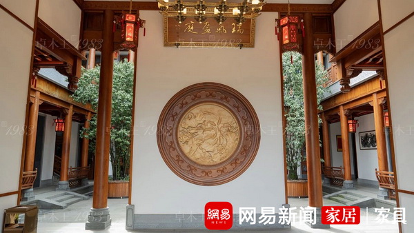 在“玉园”几乎每走一步，都踩着一句吉祥话，“瑞气盈庭”金字牌匾庄重压卷