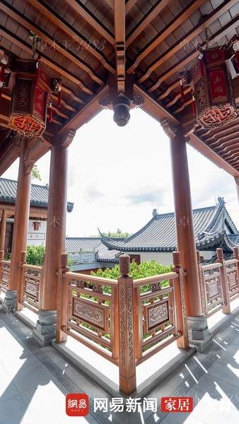 “玉园”外立面以东阳古建形制的风雨连廊贯穿，木作尽用缅甸柚木