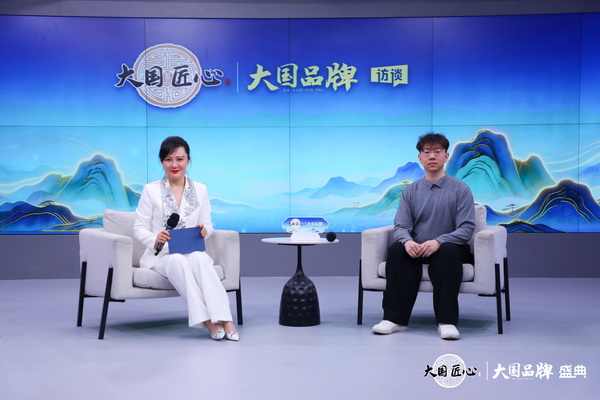 古森红木总经理吴建宇接受央视主持人刘小唯（左）专访