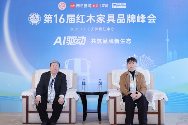 国家文物局原常务副局长张柏（左）与古森红木总经理吴建宇合影